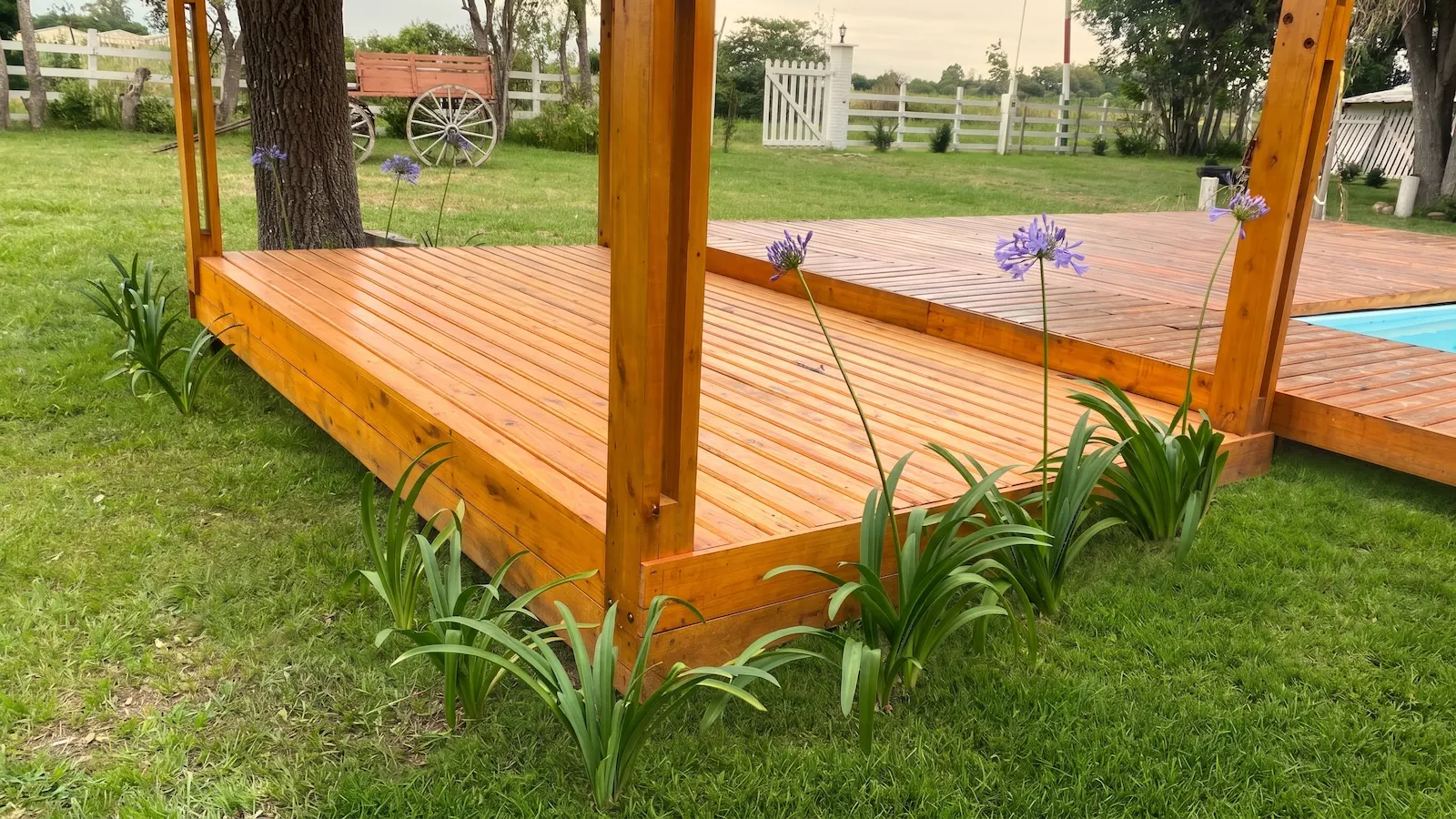 Decks, Pérgolas y Reposeras en madera en Guayubira • Quebracho • Eucalipto Grandis - Ruta 2 (DeMadera.com.ar)