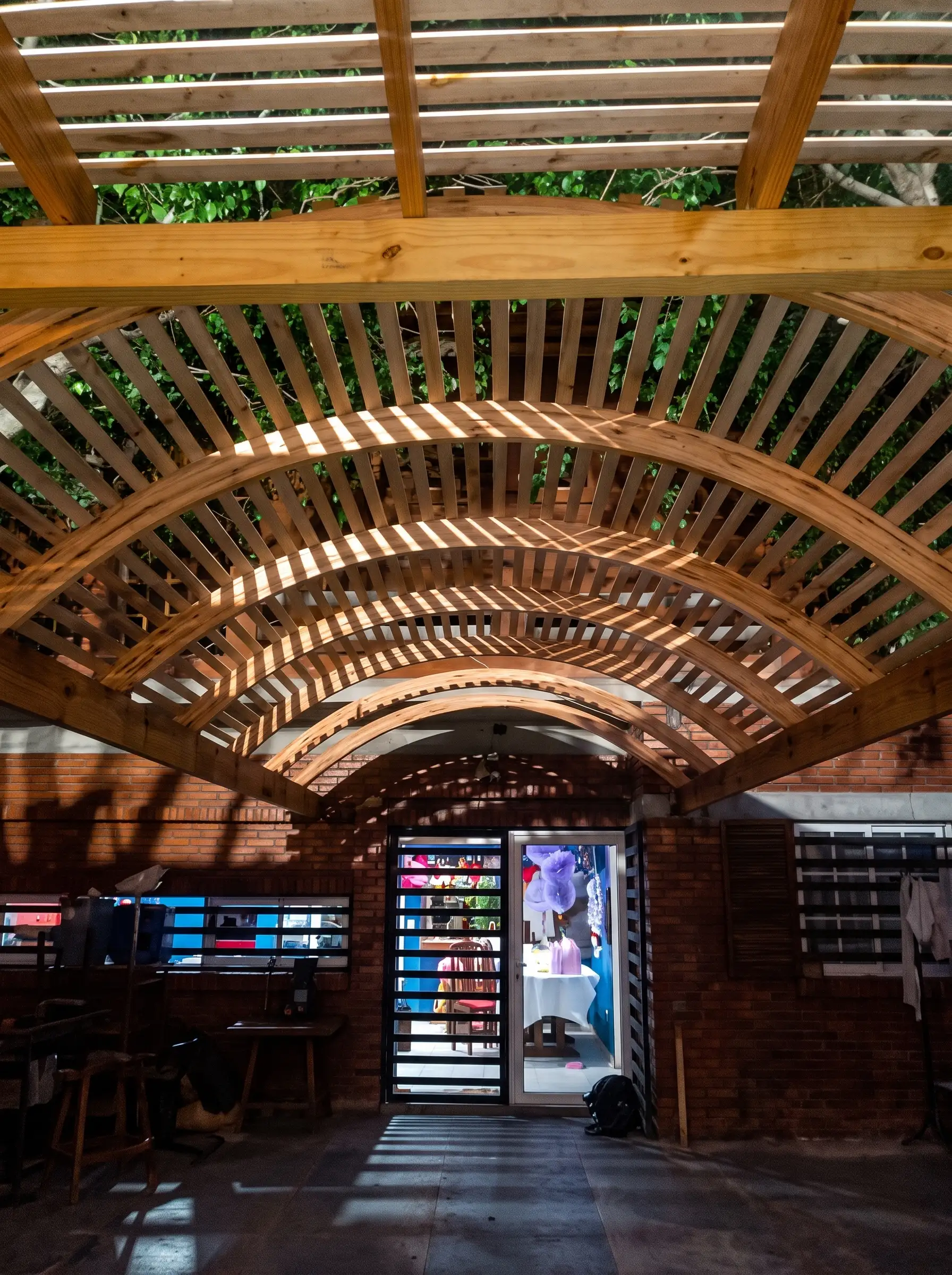 Galería curva - Foto 1 (Eucalipto Grandis en Area 60, Ruta 2 KM 64, Buenos Aires)